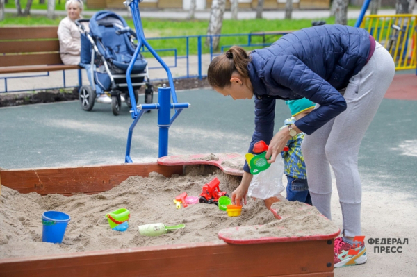 Студенческим семьям Ленобласти с детьми выплатят по 300 тысяч рублей независимо от дохода