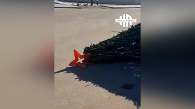Новогодняя елка перед зданием акимата простояла почти до весны в Атырауской области (видео)