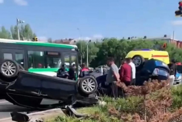 Две машины перевернулись в Астане: водитель был пьян