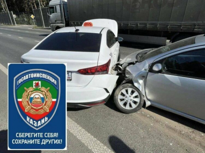На Горьковском шоссе в Казани из-за ДТП с тремя машинами ограничили движение
