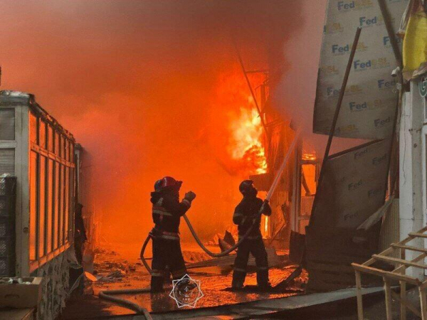 В Астане по повышенному рангу тушат пожар на складе Дополнено