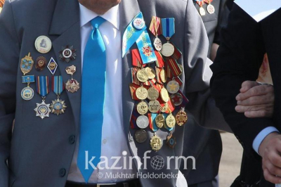 Цветы возложили к памятнику Бауыржану Момышулы в столице