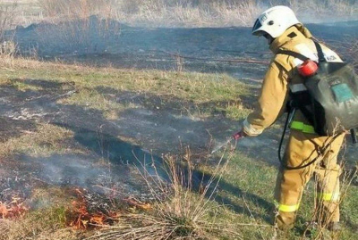 Трава загорелась в горной местности Курчумского района ВКО
