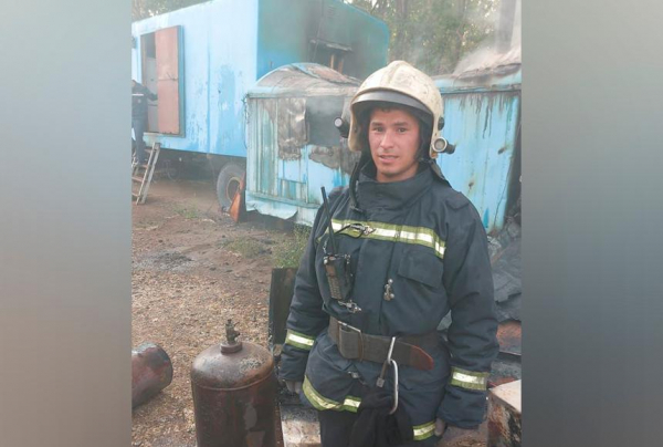 Пожарный в Павлодаре вынес из огня газбаллон