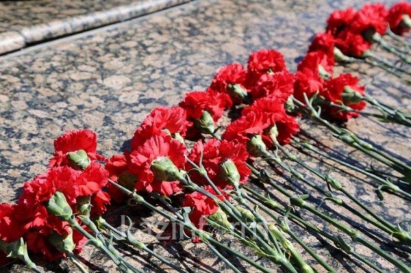 Ералы Тугжанов возложил цветы к памятнику поэта Толегена Айбергенова