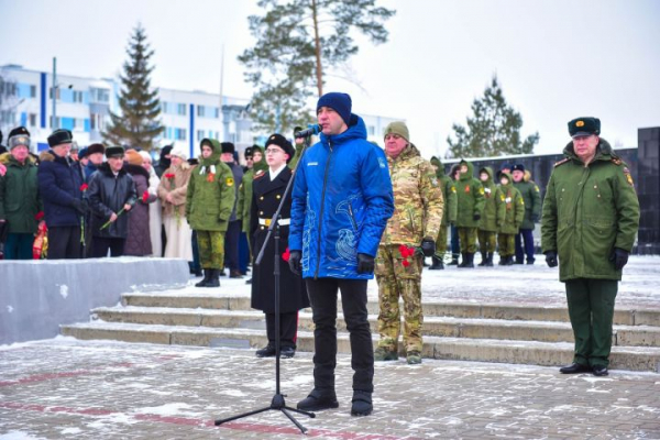 Фото: в Челнах возложили цветы к Вечному огню в День защитника Отечества