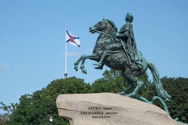 7 самых необычных памятников Петру I: от гигантов до пугающих