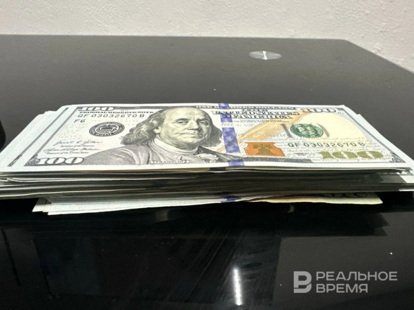 Банк России снизил курс доллара до 75,8532 рубля