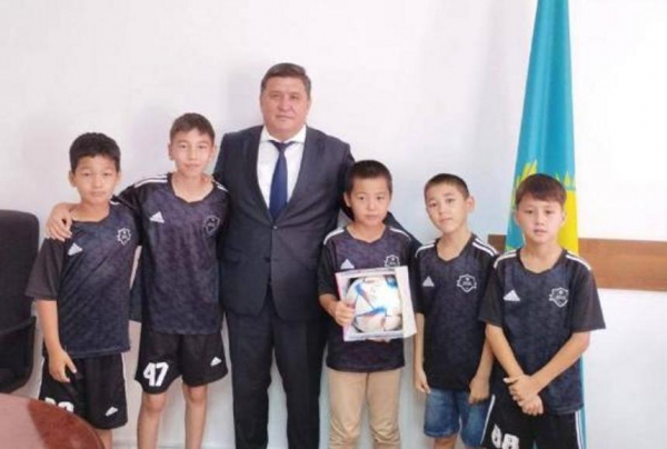 Мяч с ЧМ в Катаре передали убиравшему стадион после матча мальчику из Уральска