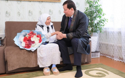 110-летнюю Жакибай Бисенгалиеву в день Көрісу күні навестил аким