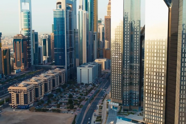 Жители небоскребов Дубая провели ночь на парковка и в корридорах на фоте атаки на порт