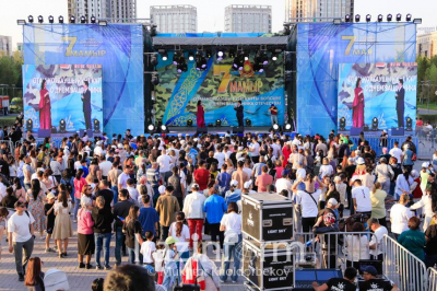 Звезды казахстанской эстрады выступают в Астане в честь Дня защитника Отечества