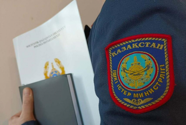 Полицейский сбил женщину с ребенком в Шымкенте