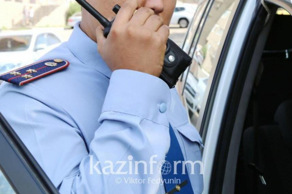 Пытавшегося спрыгнуть с 4 этажа мужчину спасли в Атырау