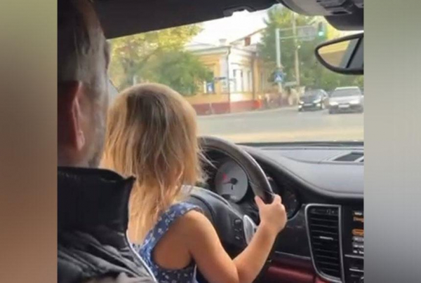 Мужчина нарвался на неприятности с полицией, посадив ребенка за руль Porsche в области Абай