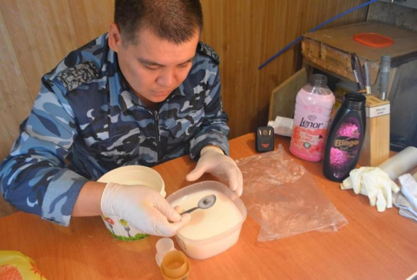 Неизвестный предмет в порошке для стирки пыталась передать актюбинка осужденному брату
