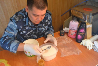 Неизвестный предмет в порошке для стирки пыталась передать актюбинка осужденному брату