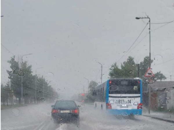 Откачивать воду после сильного ливня продолжают с улиц и дворов Павлодара