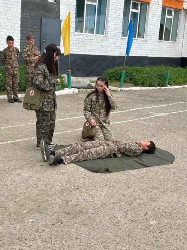 Студенты собирали автомат Калашникова и метали гранаты