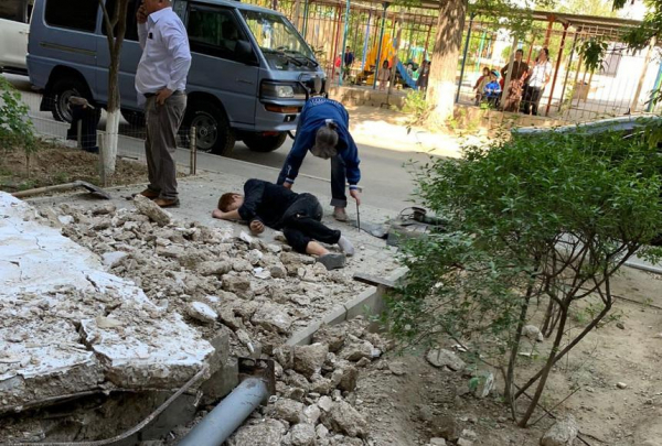 Мужчина скончался при обрушении бетонного козырька в Актау