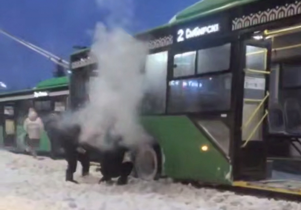 Возле Дворца бракосочетания в Казани задымился троллейбус - видео 08/02/2026 &ndash; Новости