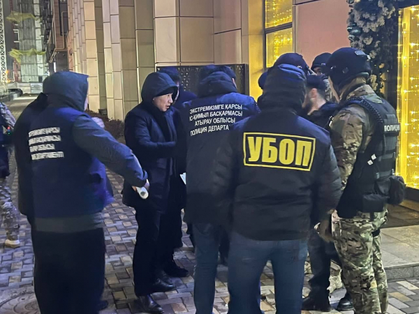 В Атырау задержали подозреваемых в вымогательстве 7 млн тенге у предпринимателя