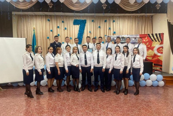 Финалист X-Faktor Мерхат Канапианов поздравил сотрудников ДУИС Абайской области