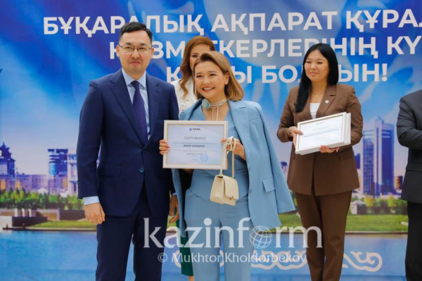 От имени Президента работникам государственных СМИ вручены сертификаты на квартиры