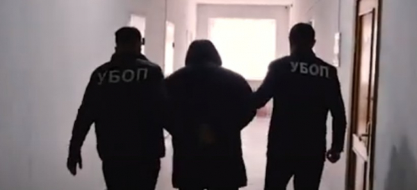 Семейчанин под видом блогера вымогал деньги у сотрудников поездов