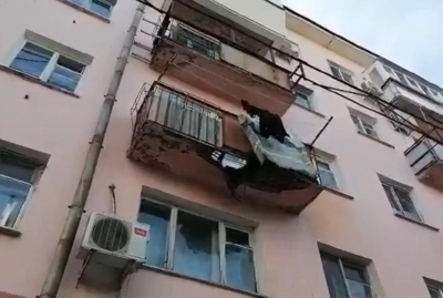Балкон обрушился под женщиной в Усть-Каменогорске