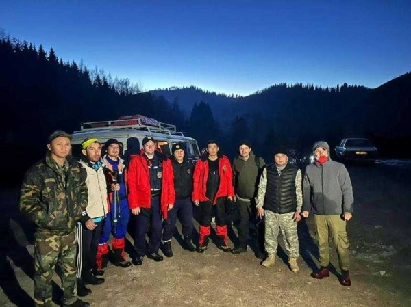 Спасатели помогли туристам спуститься с пика Букреева в Алматы
