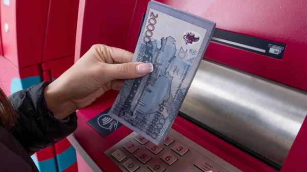 Снятие наличных в Казахстане упало до минимума за 8 лет, несмотря на контроль мобильных переводов