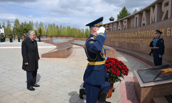 Касым-Жомарт Токаев возложил цветы к Мемориальному комплексу воинам-казахстанцам во Ржеве