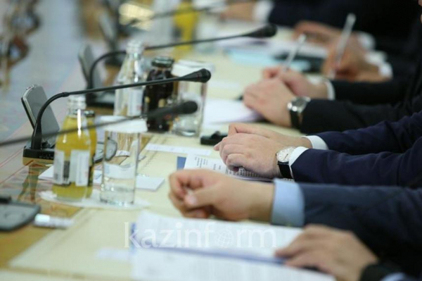 Низкую подготовленность руководителей госорганов к заседаниям Парламента отметил спикер Мажилиса