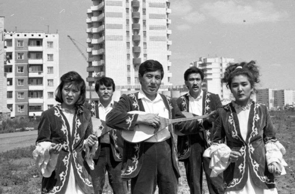 Архивные кинопленки и фотографии рассказывают о том, как возрождался великий праздник
