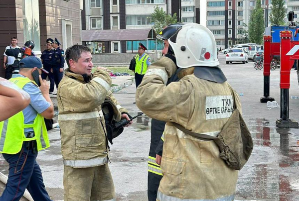 Пожар в многоэтажке Алматы: детей выбрасывали из окон