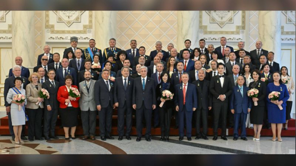 Токаев вручил орден сотруднику АО "АрселорМиттал Темиртау"