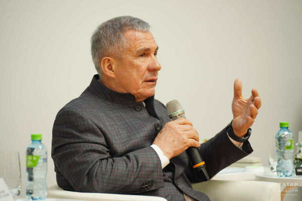 Рустам Минниханов поручил усилить контроль за уборкой снега с крыш зданий