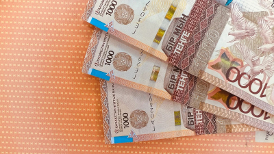Тенге продолжает укрепляться по отношению к доллару