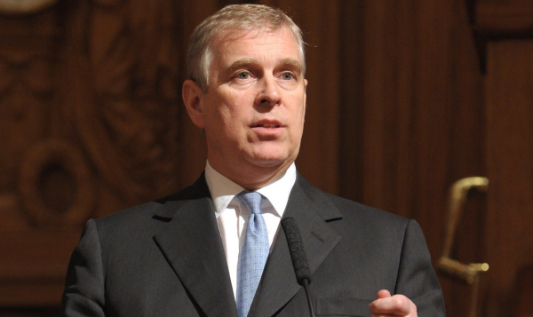 Daily Mirror: дочерям экс-принца Эндрю запретили появляться на скачках в Аскоте