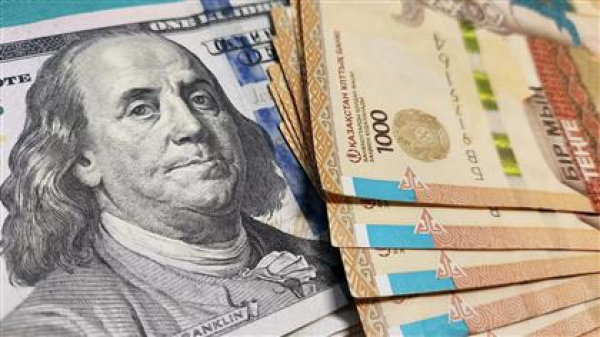 Курс доллара вырос на 2 тенге