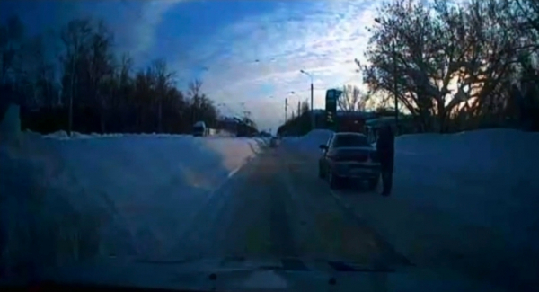 Инспекторы в Казани помогли девушке, у которой кончился бензин