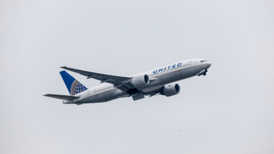 В США у Boeing 777 при взлете отвалилась шина
