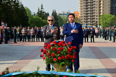 Аким СКО и ветеран ВОВ Иван Клименко вместе возложили цветы к Вечному огню