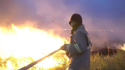 Природные пожары в двух областях Казахстана продолжают тушить