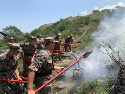 Более 100 военнослужащих дежурят в горах Алматинской области