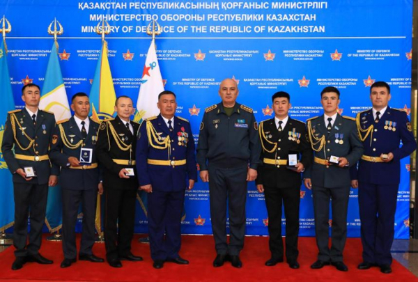 Министр обороны вручил награды участникам тушения пожара в Абайской области