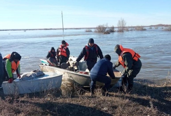 Трех человек спасли с затопленной окраины в Актобе