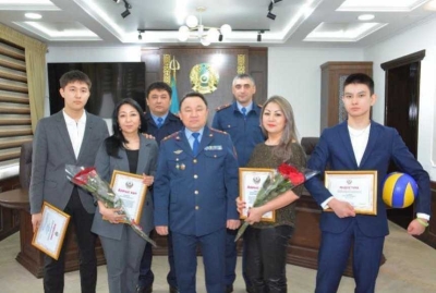 Обезвредивших подростка с топором школьников наградили в СКО