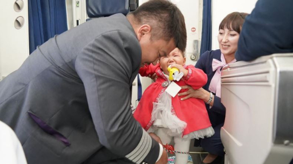 Обряд "Тұсау кесер" впервые провели в самолёте в Казахстане